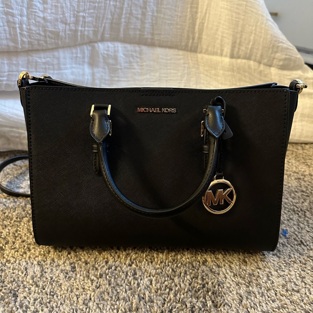 BRAND NEW medium black micheal kors purse!!!
